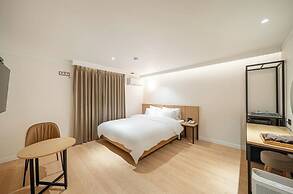 Brown Dot Hotel Gumi