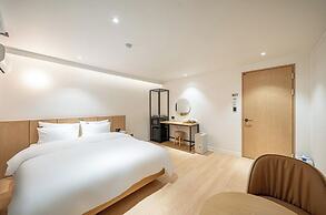 Brown Dot Hotel Gumi