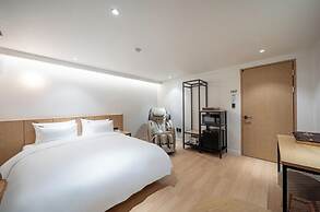 Brown Dot Hotel Gumi