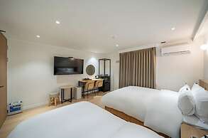 Brown Dot Hotel Gumi