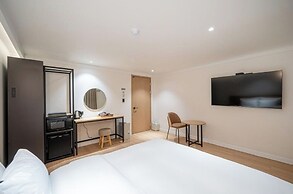 Brown Dot Hotel Gumi