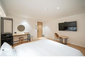 Brown Dot Hotel Gumi