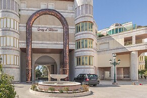 Gray Dalbion Puerto Banus