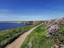 Bright Welcoming Falmouth Home Garden Parking