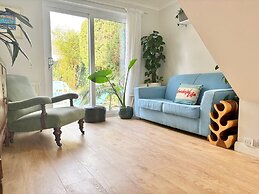 Bright Welcoming Falmouth Home Garden Parking