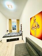 Bright 3BR Appt Steps from FAC Platz