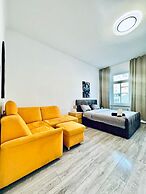 Bright 3BR Appt Steps from FAC Platz