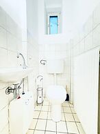 Bright 3BR Appt Steps from FAC Platz