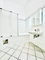 Bright 3BR Appt Steps from FAC Platz