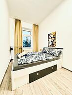 Bright 3BR Appt Steps from FAC Platz