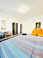 Bright 3BR Appt Steps from FAC Platz