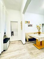 Bright 3BR Appt Steps from FAC Platz