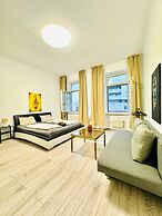 Bright 3BR Appt Steps from FAC Platz