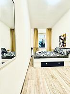 Bright 3BR Appt Steps from FAC Platz