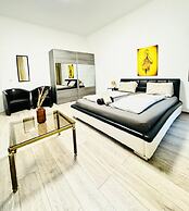 Bright 3BR Appt Steps from FAC Platz