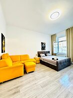 Bright 3BR Appt Steps from FAC Platz