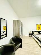 Bright 3BR Appt Steps from FAC Platz