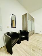 Bright 3BR Appt Steps from FAC Platz