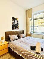 Bright 3BR Appt Steps from FAC Platz