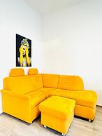 Bright 3BR Appt Steps from FAC Platz