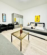 Bright 3BR Appt Steps from FAC Platz