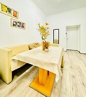 Bright 3BR Appt Steps from FAC Platz
