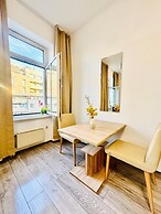 Bright 3BR Appt Steps from FAC Platz