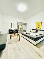 Bright 3BR Appt Steps from FAC Platz