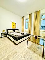 Bright 3BR Appt Steps from FAC Platz
