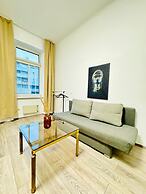 Bright 3BR Appt Steps from FAC Platz
