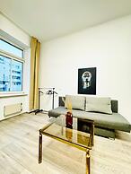 Bright 3BR Appt Steps from FAC Platz
