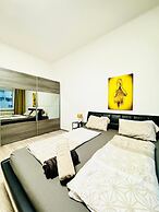 Bright 3BR Appt Steps from FAC Platz