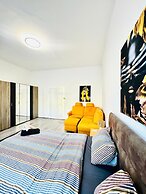 Bright 3BR Appt Steps from FAC Platz