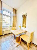 Bright 3BR Appt Steps from FAC Platz