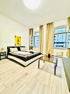 Bright 3BR Appt Steps from FAC Platz