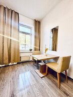 Bright 3BR Appt Steps from FAC Platz