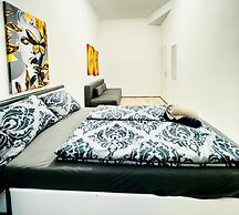 Bright 3BR Appt Steps from FAC Platz