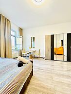 Bright 3BR Appt Steps from FAC Platz