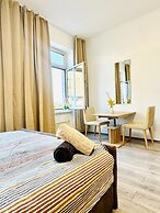 Bright 3BR Appt Steps from FAC Platz