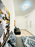 Bright 3BR Appt Steps from FAC Platz