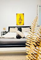 Bright 3BR Appt Steps from FAC Platz