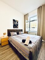 Bright 3BR Appt Steps from FAC Platz