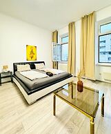 Bright 3BR Appt Steps from FAC Platz