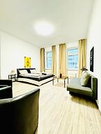 Bright 3BR Appt Steps from FAC Platz