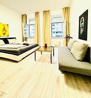 Bright 3BR Appt Steps from FAC Platz