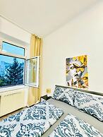 Bright 3BR Appt Steps from FAC Platz