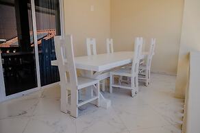 Spacious 4-bedroom Apartment 2 km From Eagle Beach - Dream Suites Arub
