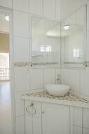 Spacious 4-bedroom Apartment 2 km From Eagle Beach - Dream Suites Arub