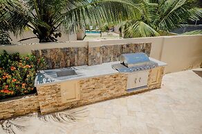 Spacious 4-bedroom Apartment 2 km From Eagle Beach - Dream Suites Arub