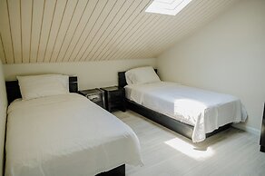 Spacious 4-bedroom Apartment 2 km From Eagle Beach - Dream Suites Arub